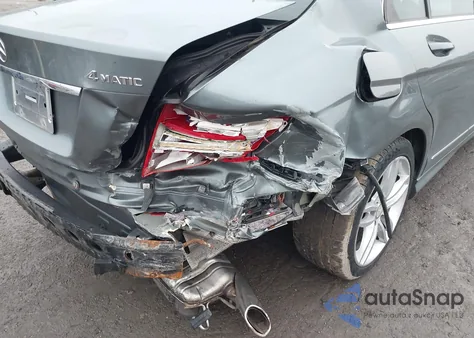 2012 Mercedes-Benz C 300 Sport 4Matic z USA, uszkodzony, nr VIN WDDGF8BB9CF913941